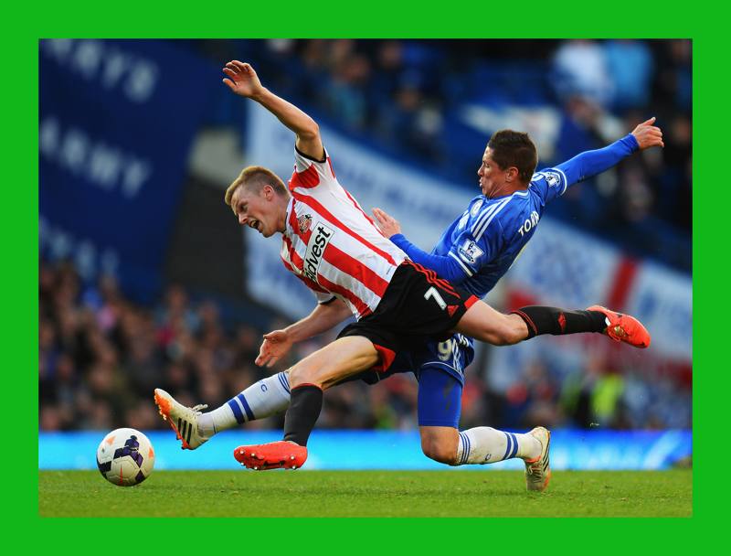Fernando Torres in tackle su Sebastian Larsson nel match di Premier tra Chlesea e Sunderland a Stamford Bridge 